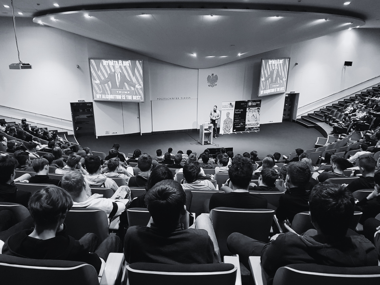 Łukasz Żyła speaking to a full lecture hall at the Silesian University of Technology (Politechnika Śląska)